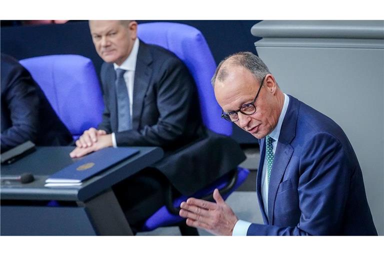 Friedrich Merz (r), Unions-Kanzlerkandidat und CDU-Bundesvorsitzender, spricht im Bundestag "zur Situation in Deutschland" neben Bundeskanzler Olaf Scholz (SPD).