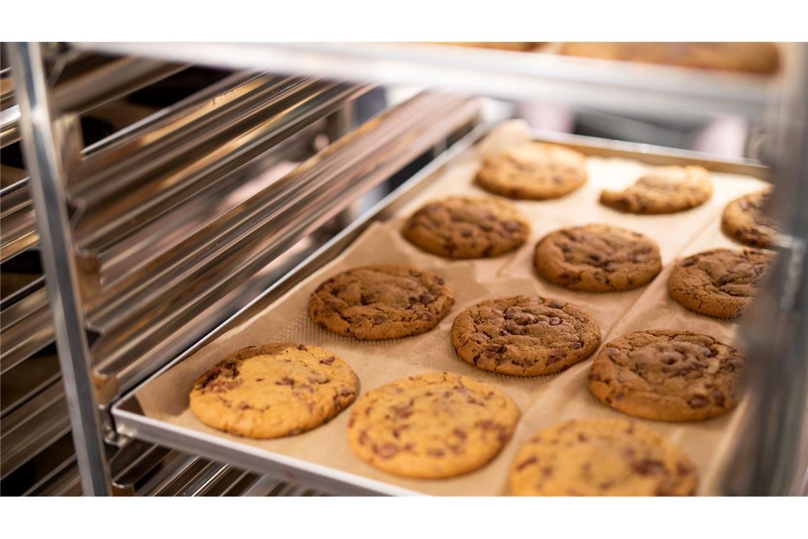 Frisch aus dem Ofen kommen die Cookies - und werden dann noch belegt.