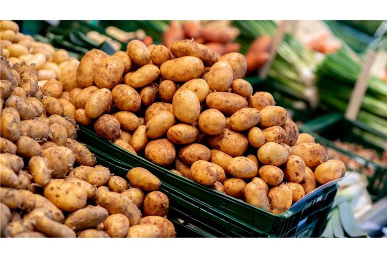 Frische Kartoffeln an einem Wochenmarktstand in Oldenburg (Niedersachsen).