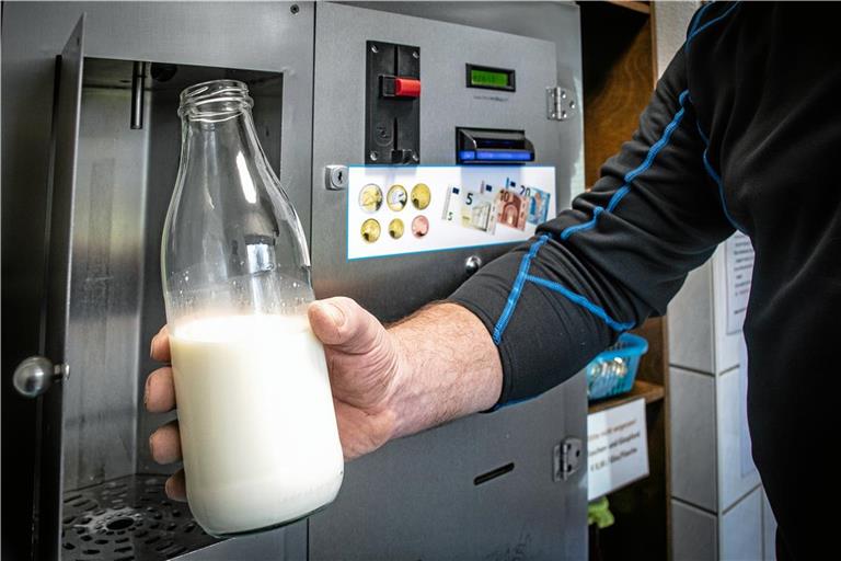 Frische Milch vom Bauern nebenan? Thomas Pfisterer rät davon ab, die Rohmilch unerhitzt zu trinken. Symbolfoto: Adobe Stock/dth48