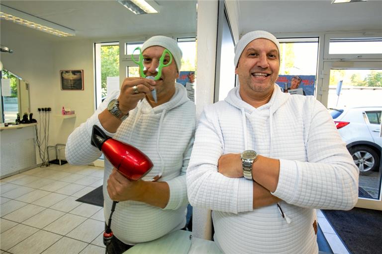 Friseurmeister Naim Sabani will’s wissen: Auf verschiedenen Plattformen spielt er in der Welt der Comedy mit. Foto: A. Becher