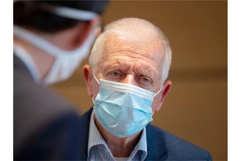 Fritz Kuhn (Die Grünen, r), Oberbürgermeister von Stuttgart, unterhält sich im Rathaus nach einer Pressekonferenz mit Stefan Ehehalt, Leiter des Gesundheitsamtes. Foto: Marijan Murat/dpa