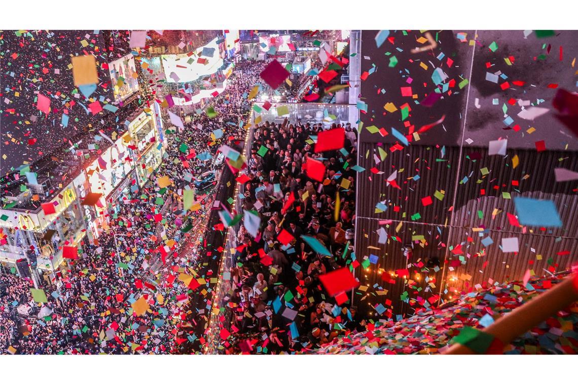 Fröhliche Silvesterparty auf dem Times Square.