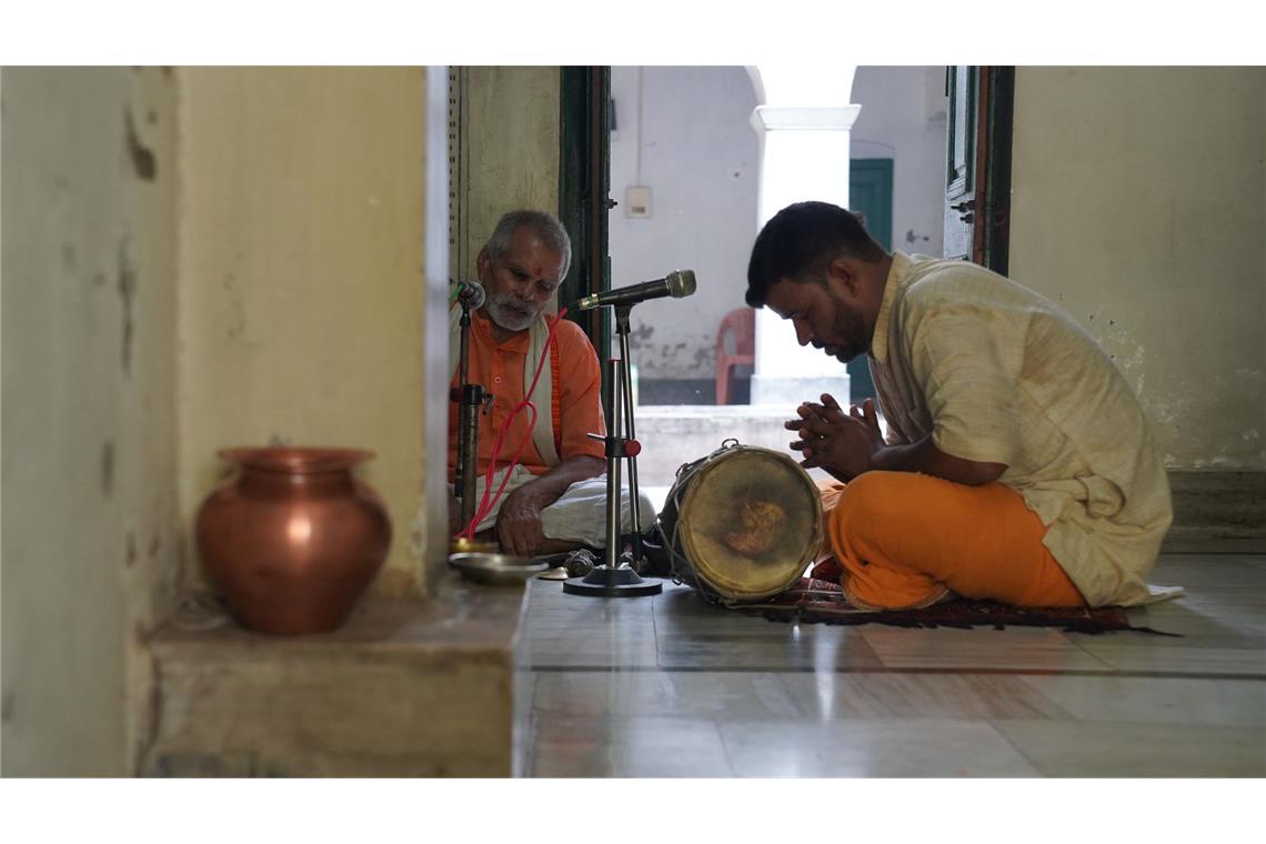 Fromme Lieder hört man im Mukti Bhawan immer.