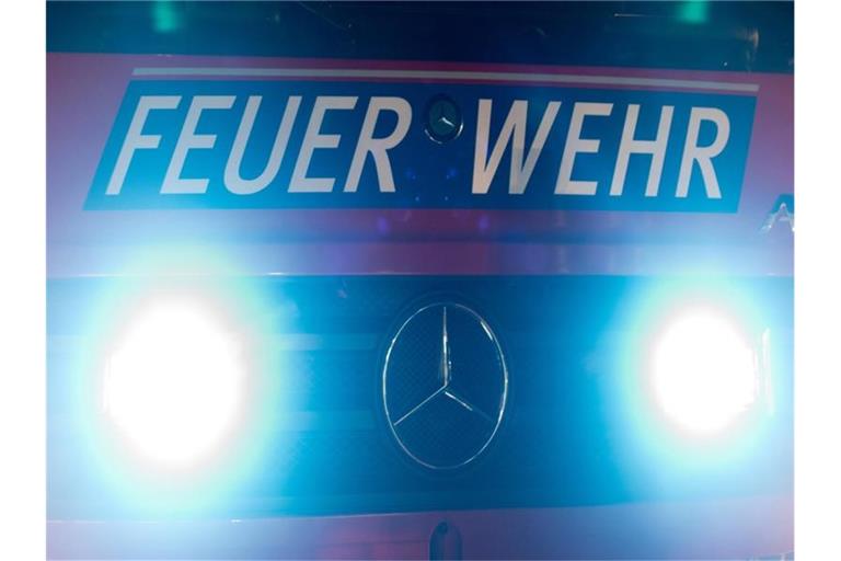 Frontblitzer strahlen an einem Feuerwehrwagen im Einsatz auf. Foto: Patrick Seeger/dpa/Symbolbild