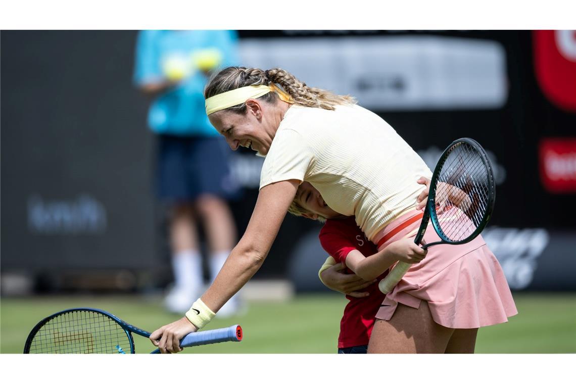 Früh übt sich: Nach ihrem Einzug ins Halbfinale bei der WTA-Tour in Berlin spielt Viktoria Asarenka (Belarus) mit ihrem Sohn auf dem Court.