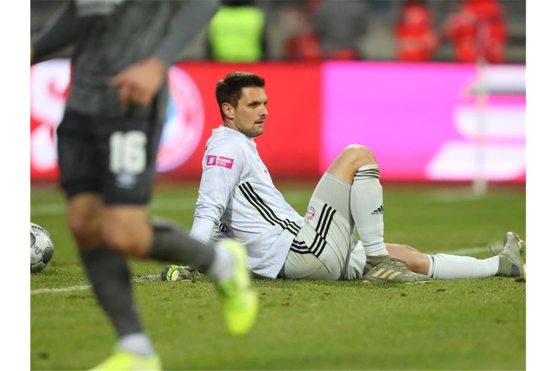 Bayern und BVB patzen - Leipzig und Gladbach in Schuss Frustriert: Bayern-Keeper Sven Ulreich musste beim Test in Nürnberg öfter hinter sich greifen. Foto: Daniel Karmann/dpa