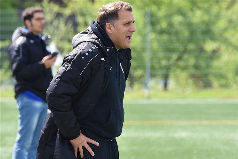 FSV-Coach Hakan Keskin (links) und Kleinaspachs Trainer Markus Gentner entscheiden mit ihren Teams am letzten Spieltag im direkten Duell die Titelfrage. Fotos: Tobias Sellmaier/Alexander Becher