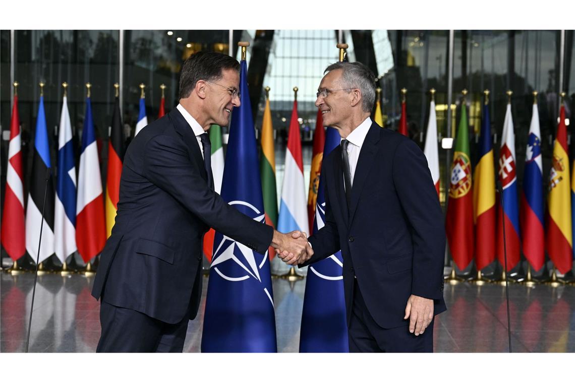 Führungswechsel bei der Nato: Mark Rutte (l) hat das Amt des Nato-Generalsekretärs von Jens Stoltenberg übernommen. (Archivbild)