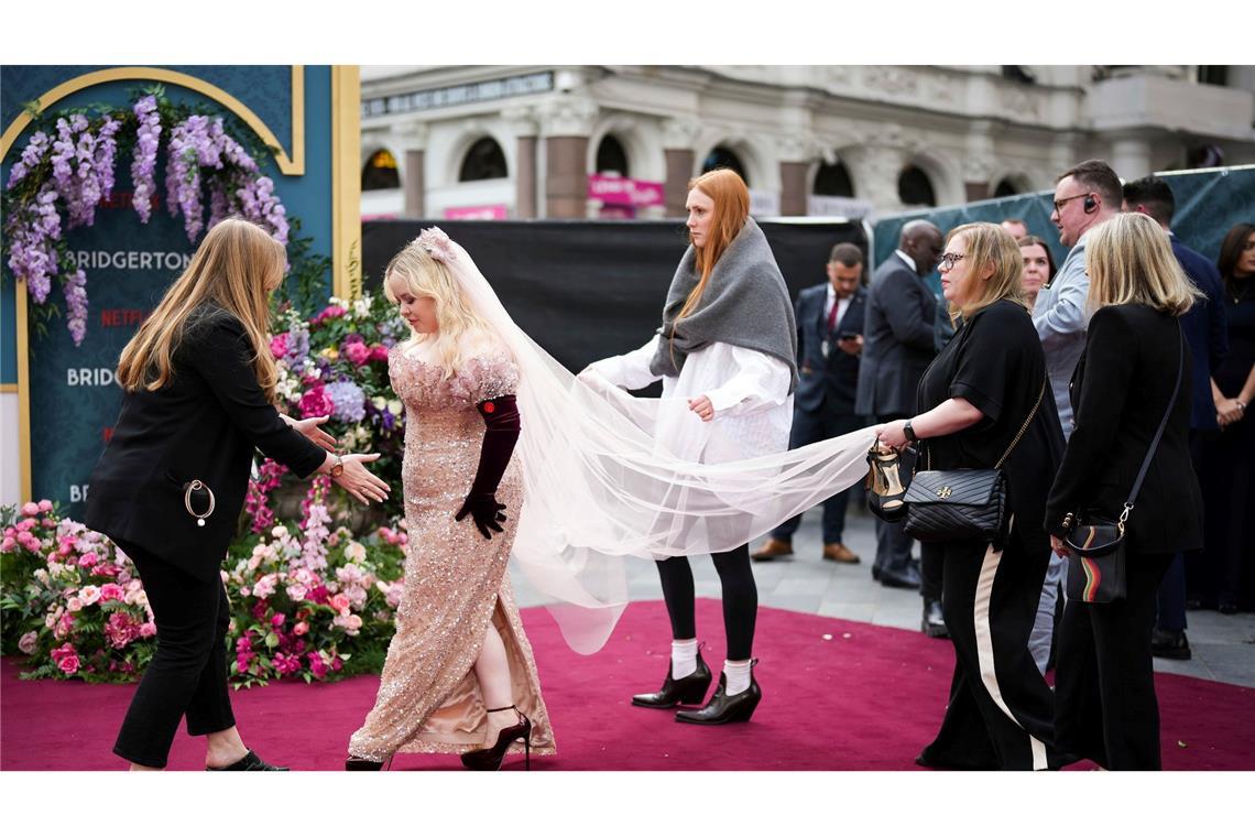 Fünf Frauen und ein Schleier: Schauspielerin Nicola Coughlin kommt in einem extravaganten Kleid zu der Vorführung des zweiten Teils der dritten Staffel der Fernsehserie "Bridgerton" in London.