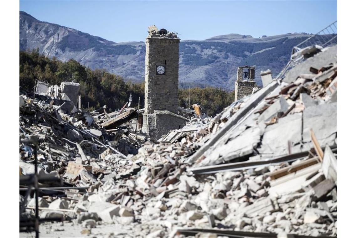 Erdbeben in Amatrice - Draghi gedenkt der Opfer Fünf Jahre nach dem verheerenden Erdbeben in Mittelitalien gedenken Politiker und Vertreter aus Kirche und Gesellschaft in Amatrice der Katastrophe von 2016. Foto: Massimo Percossi/ANSA/dpa