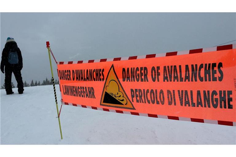 Fünf Skifahrer sind in den französischen Alpen bei zwei Lawinenabgängen ums Leben gekommen. (Symbolbild)