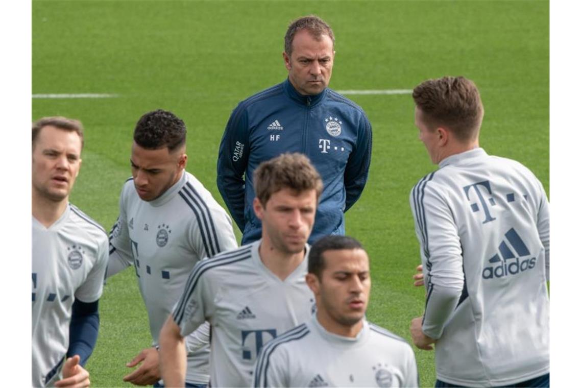 „Bin kein Statist“: Neuers Kampfansage an Kronprinz Nübel Für Bayern-Coach Hansi Flick (hinten) ist Neuer noch immer der „weltbeste Torhüter“. Foto: Peter Kneffel/dpa