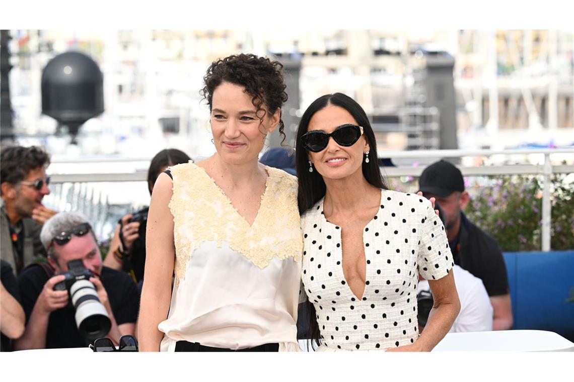 Für das Drehbuch zu ihrem Film mit Schauspielerin Demi Moore (r) wurde Regisseurin Coralie Fargeat (l) in Cannes ausgezeichnet.