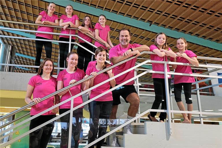 Für das TSG-Team mit Mara Wolpert, Luisa Bäuerle, Mia Meyer, Trainer Marcel Hänsch, Nora Sprenger, Janina Scharnbeck (unten von links), Lisette Steppa, Pia Jelica, Miriam Bötzer und Amalia Bartsch (oben) zeigt die Leistungskurve trotz des Abstiegs weiter nach oben. Foto: Anja Meyer