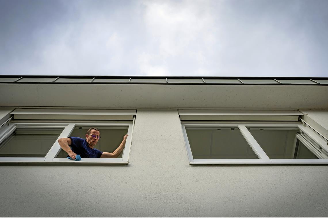 Für den ehemaligen Industriekletterer Frank Sommer ist die Fensterreinigung, in welcher Höhe auch immer, kein Problem. Foto: Alexander Becher