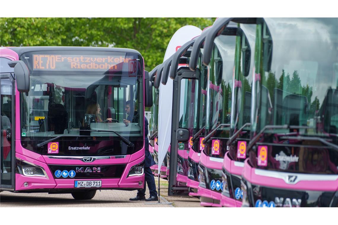 Für den Ersatzverkehr hat die Bahn 150 Gelenk- und Überlandbusse gekauft und gut 400 Busfahrerinnen und Busfahrer aus dem In- und Ausland eingestellt.