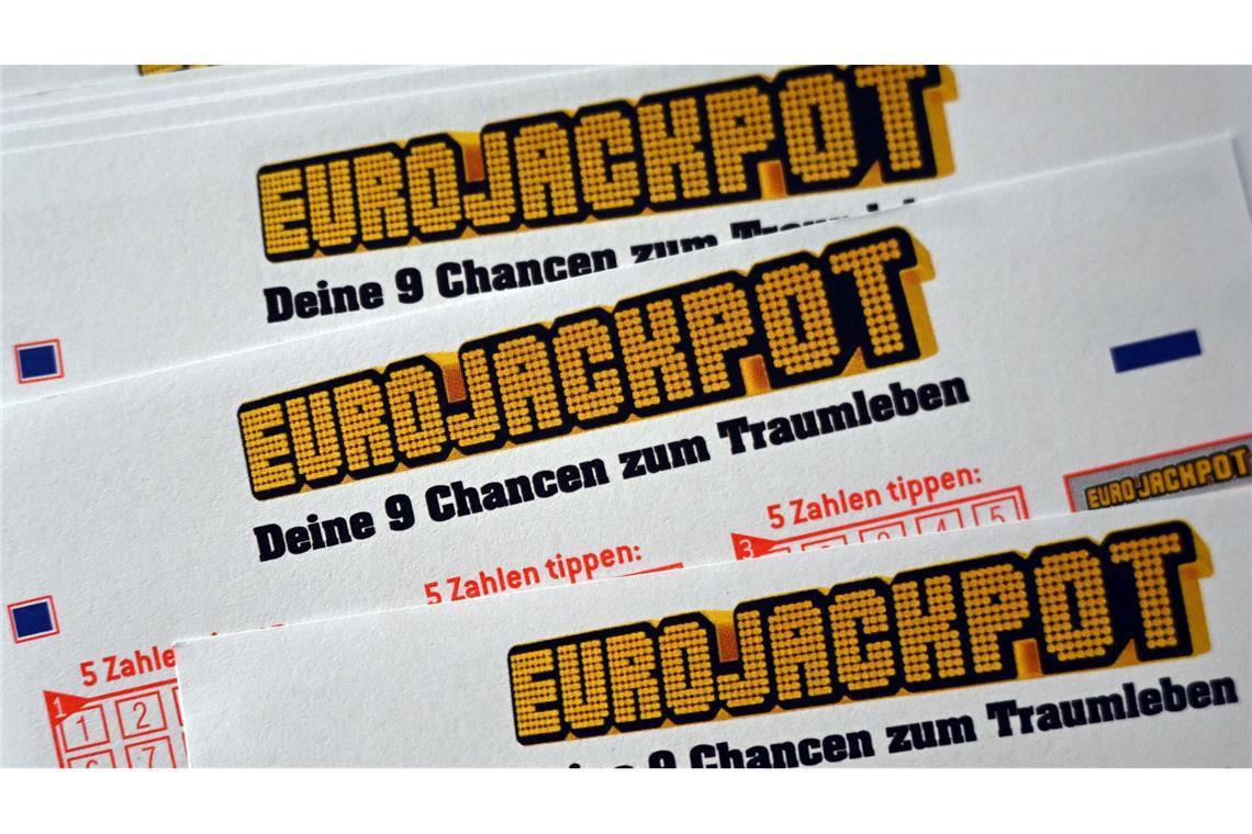 Für den Eurojackpot muss man 5 Zahlen aus 50 und anschließend die Eurozahlen, also 2 aus 12, tippen. (Symbolbild)