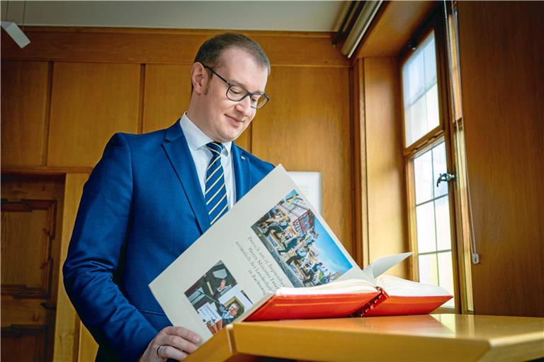 Für den Fototermin hat Oberbürgermeister Maximilian Friedrich das Goldene Buch der Stadt Backnang aus dem Tresor geholt. Für die Öffentlichkeit ist es normalerweise nicht zugänglich. Fotos: Alexander Becher