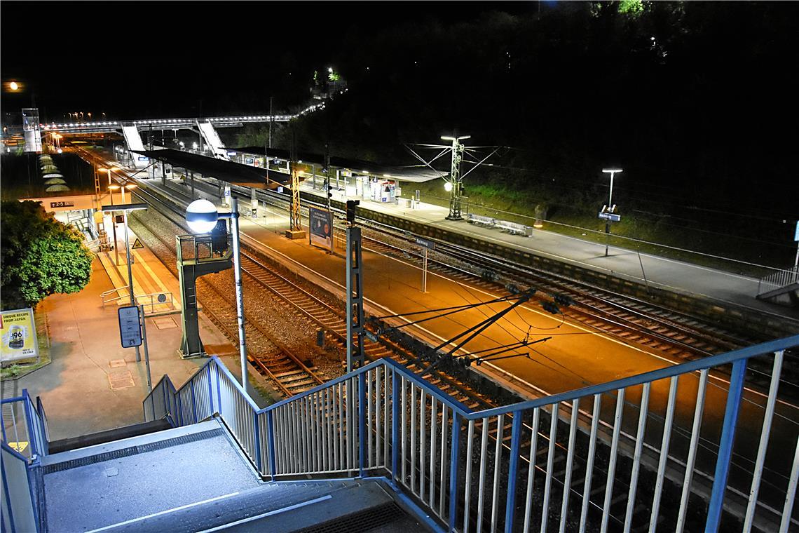 Für den Moment herrscht menschenleere Stille: Es ist so still, dass sich das Klackern beim Umschalten der Anzeigentafeln am Bahnsteig störend laut anhört. Fotos: Tobias Sellmaier