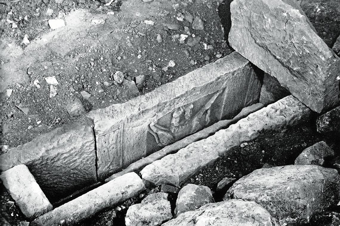 Und Walterichs Grab war doch nicht leer Für den Sarg wurden Steinplatten verwendet, die Reste eines großen römischen Monuments waren. Foto: Archiv Carl-Schweizer-Museum
