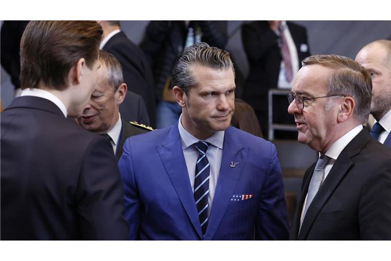 Für den US-Verteidigungsminister Pete Hegseth (Mitte) gibt es bei seinem ersten Nato-Treffen viel zu erklären. Hier spricht er mit dem deutschen Verteidigungsminister Boris Pistorius (rechts) und dem finnischen Verteidigungsminister Antti Hakkanen.