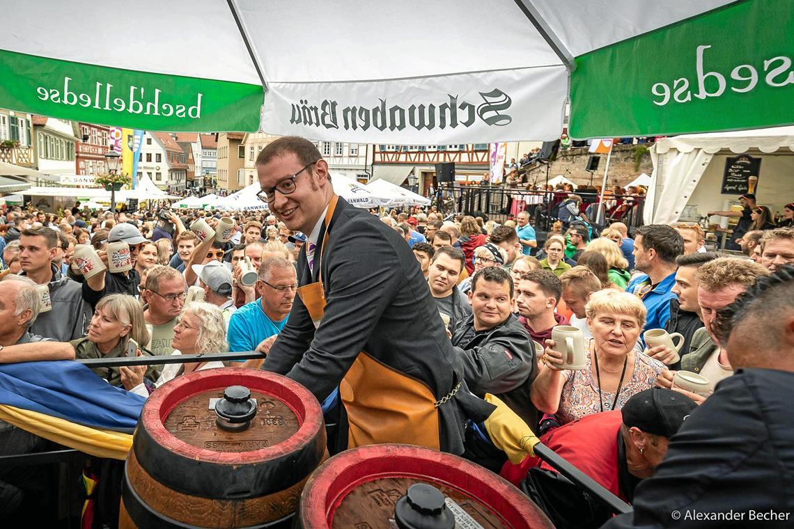 Für die Bürgerinnen und Bürger gibt’s Freibier, Maximilian Friedrich schenkt aus. Auch am Backnanger Straßenfest ist der Oberbürgermeister natürlich im Amt. Archivfotos: Alexander Becher