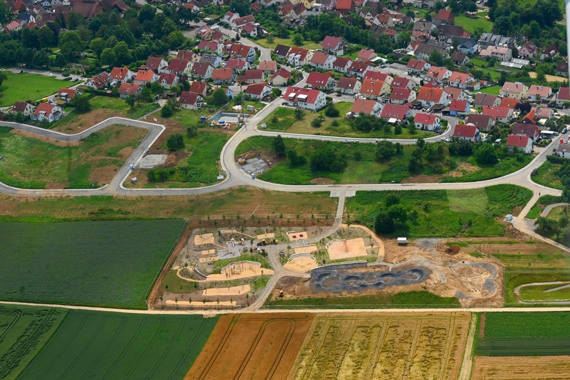 Pumptrack ist bereit für große Sprünge Für die Freizeitanlage „Spiel&Bike am Rappenberg“ am Rande der jüngsten Erweiterung des gleichnamigen Wohnbaugebiets hat die Gemeinde richtig viel Geld in die Hand genommen. Foto: W. Kuhnle