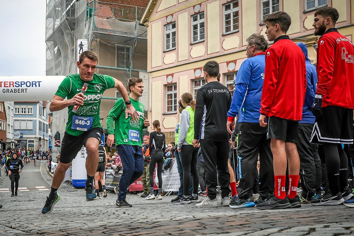 Für die Fußballer der SG Oppenweiler-Strümpfelbach übernimmt Marcel Friz das Staffelholz von Lukas Rosenke und sprintet mit einem Affenzahn los. Foto: Alexander Becher