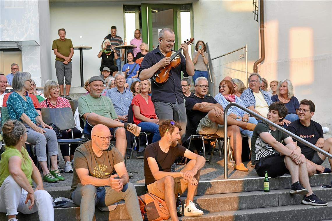 Für die Musikrichtung ungewöhnlich: Die Bratsche von Roland Satterwhite, der mitten durchs Publikum geht. Foto: Tobias Sellmaier