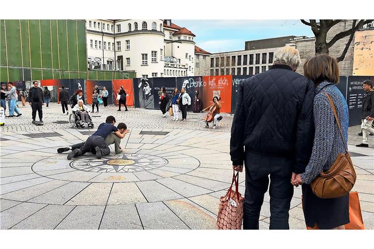 Für die Recherchen zu seinem Duett „bound“ bespielen Choreograf Johannes Blattner und seine Tänzer Elias Bäckebjörk und Paco Ladrón de Guevara auch die Stuttgarter City.