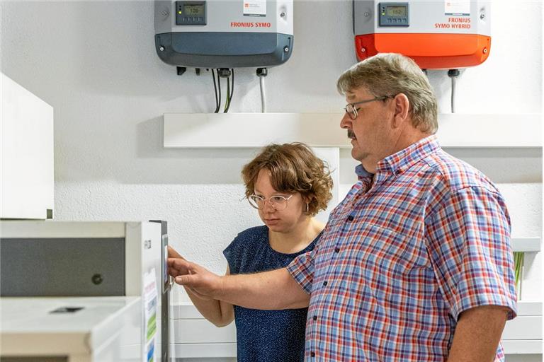 Für Harald und Julia Moser von der Firma Moser, hier vor einem Pelletkessel, ist wichtig, dass bei einer neuen Heizung auch langfristige Kosten bedacht werden. Foto: Tobias Sellmaier