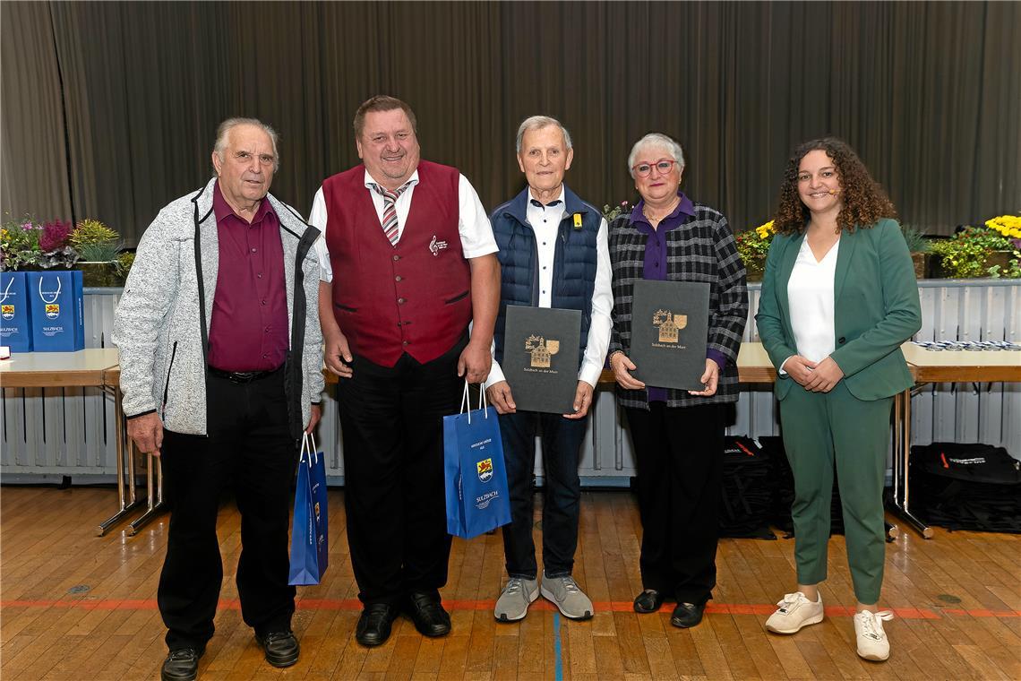 Für ihr besonderes ehrenamtliche Engagement zeichnete Bürgermeisterin Veronika Franco Olias (rechts) Rolf Thürmer, Harald Schneider, Alfons Kaps und Edelgard Löffler aus und schenkt ihnen junge Bäume, die nahe des Sportplatzes Wurzeln schlagen sollen. Fotos: Jörg Fiedler