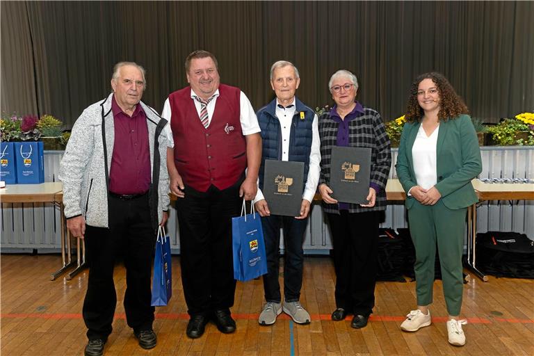 Für ihr besonderes ehrenamtliche Engagement zeichnete Bürgermeisterin Veronika Franco Olias (rechts) Rolf Thürmer, Harald Schneider, Alfons Kaps und Edelgard Löffler aus und schenkt ihnen junge Bäume, die nahe des Sportplatzes Wurzeln schlagen sollen. Fotos: Jörg Fiedler