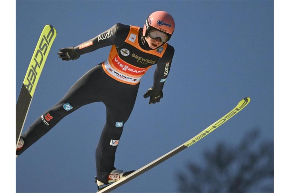 Für Karl Geiger geht es beim Weltcup um wichtige Punkte im Kampf ums Gelbe Trikot. Foto: Arne Dedert/dpa