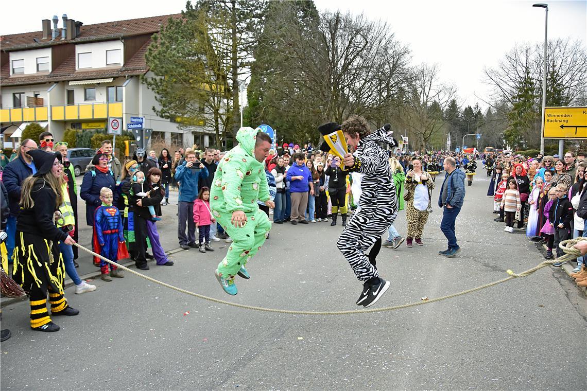 Für manche Narren war das große Hüpfseil der Lorcher Faschingsgesellschaft eine ...