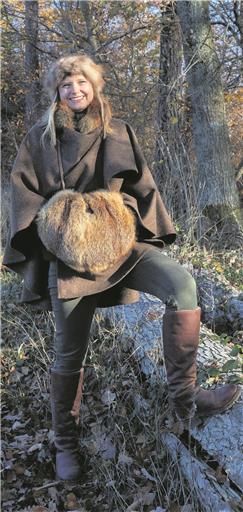Für manchen Modefan sind Stirnband und Muff aus Fuchspelz ein echter Hingucker. Foto: J. Fiedler