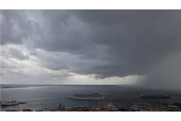 Für Mittwoch warnt der Wetterdienst Aemet vor heftigen Regenfällen sowie schweren Sturmböen und rief die Alarmstufe Orange aus.