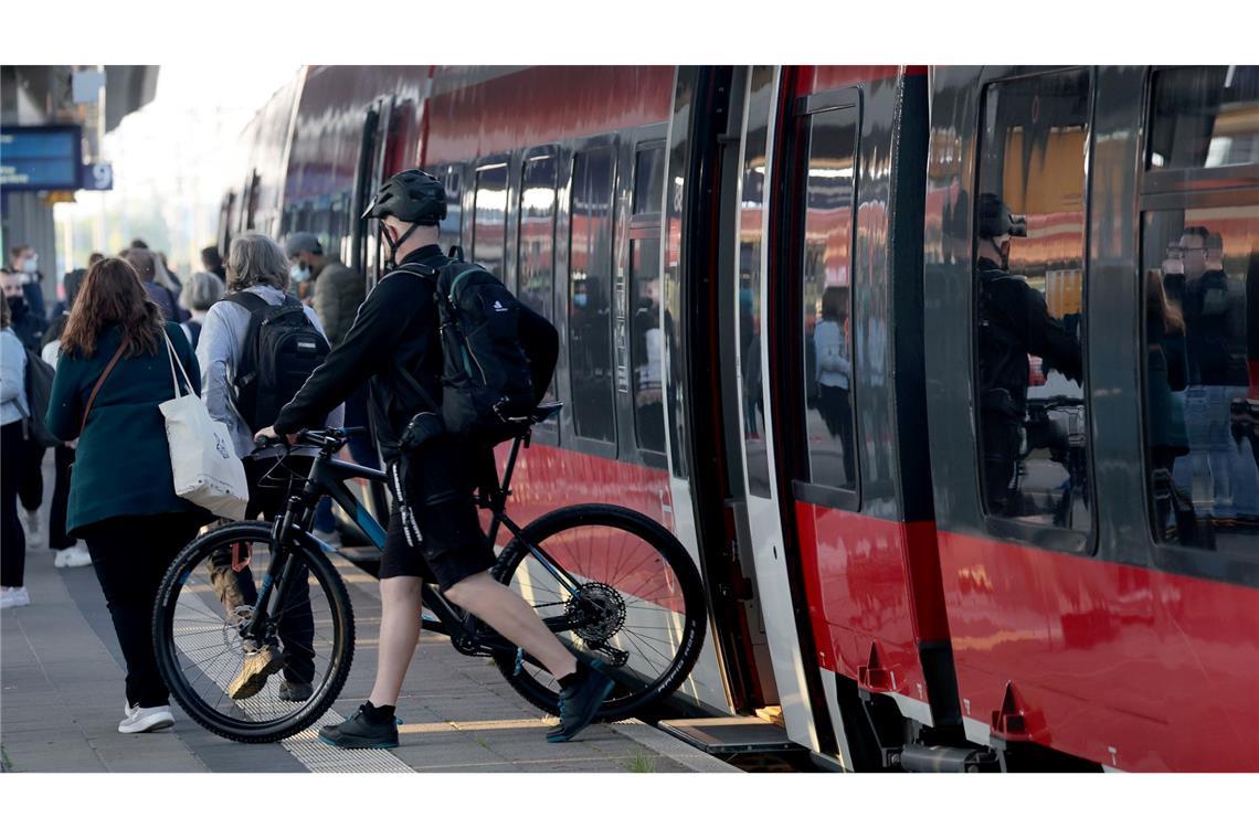 Für monatlich 49 Euro mit Bussen und Bahnen durchs ganze Land gilt wohl nur noch in diesem Jahr - danach dürfte das Deutschlandticket teurer werden. (Archivbild)