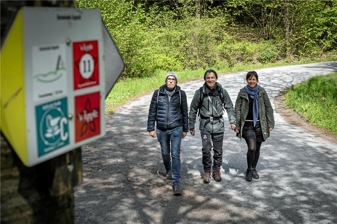 Für Nadine Thoman, Bernhard Engelmann und Jens Swistun (von rechts) ist der ‘s-Äpple-Wanderweg eine Herzensangelegenheit. Sie sorgen für beste Bedingungen.