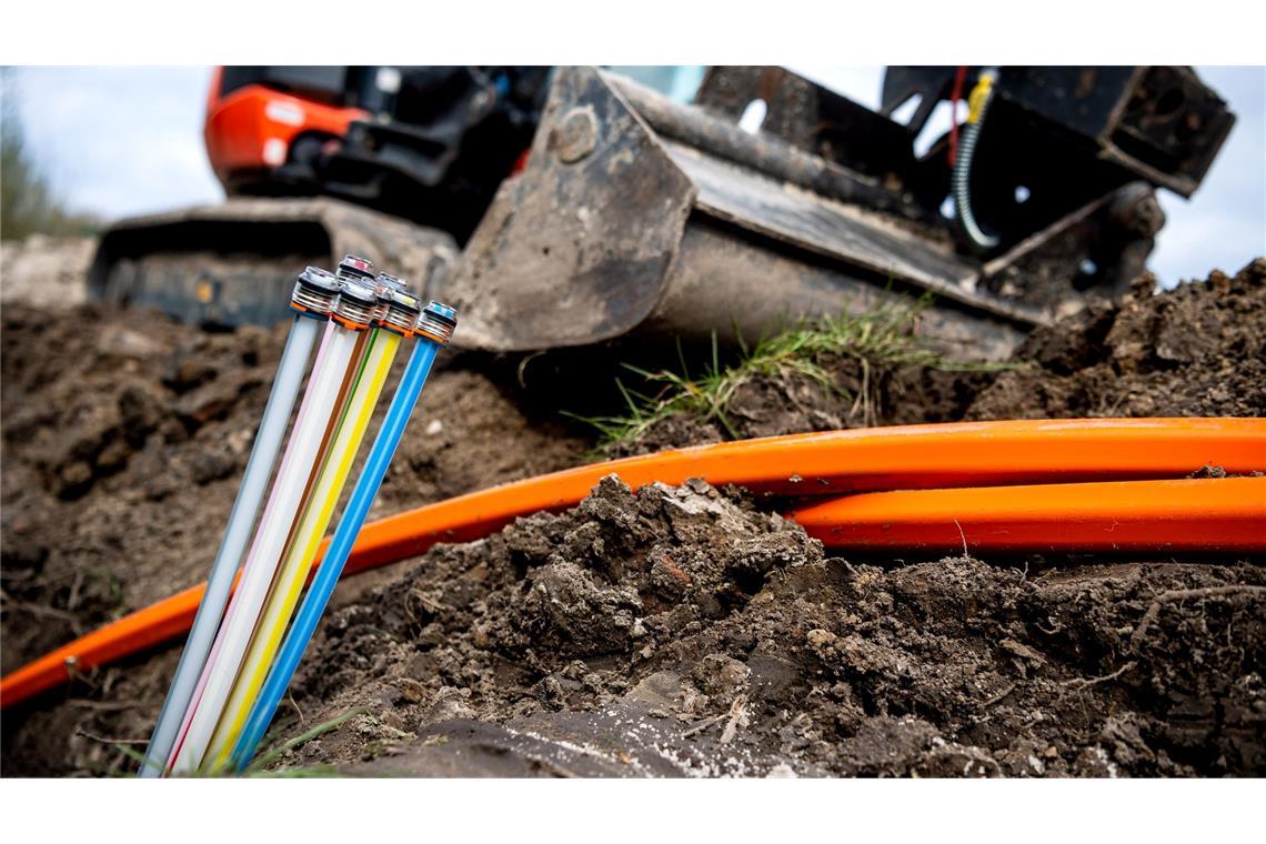 Für schnelleres Internet: Glasfaserkabel auf einer Baustelle.