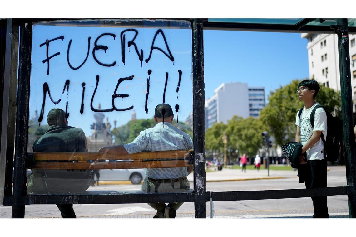 "Fuera Milei!" (Milei raus!) steht an einer Bushaltestelle in Buenos Aires als Protest gegen die Politik des argentinischen Präsidenten Milei.