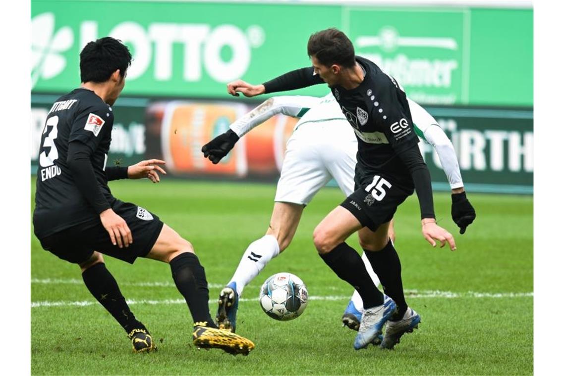 Dämpfer im Aufstiegsrennen: Stuttgart verliert in Fürth Fürths Branimir Hrgota (M) kämpft mit Stuttgarts Pascal Stenzel (r) und Wataru Endo (l) um den Ball. Foto: Nicolas Armer/dpa