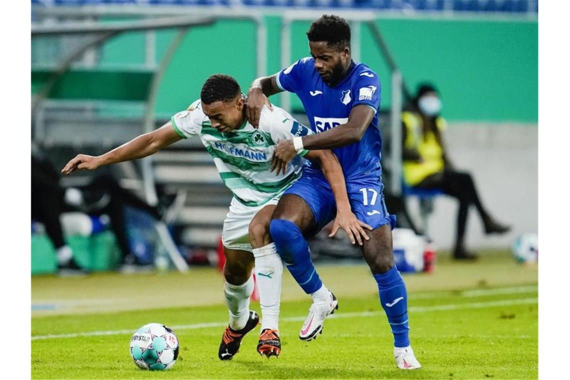 Fürth gelingt Pokalüberraschung im Elferkrimi bei Hoffenheim Fürths Jamie Leweling (l) und Hoffenheims Ryan Sessegnon kämpfen um den Ball. Foto: Uwe Anspach/dpa