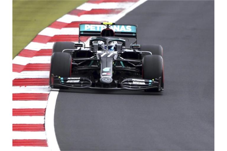 Fuhr auch im zweiten Training in Portugal die schnellste Zeit: Mercedes-Pilot Valtteri Bottas. Foto: Matthias Schrader/AP Pool/dpa