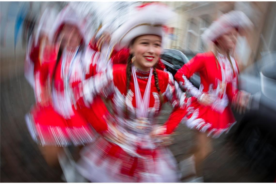 Funkenmariechen beim traditionellen Karnevalstanz: Der Karneval wird weltweit sehr unterschiedlich begangen – Umzüge, Musik, Masken und das Verkleiden spielen aber immer eine zentrale Rolle.