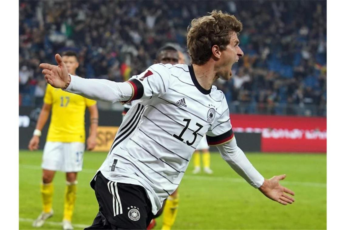 Müller zündet als Joker: „Kleine Explosion“ beim Siegtor Funktioniert auch als Joker: Thomas Müller bejubelt sein Tor zum 2:1 gegen Rumänien. Foto: Marcus Brandt/dpa