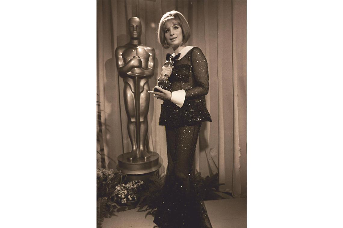 „Funny Girl“: Mit diesem Auftritt bei der Oscar-Verleihung des Jahres <b>1969</b> hatte <b>Barbra Streisand</b> sicher die Lacher auf ihrer Seite. Provokant war das durchsichtige Ensemble mit Bubikragen vielleicht – aber schön? Eher nicht.
