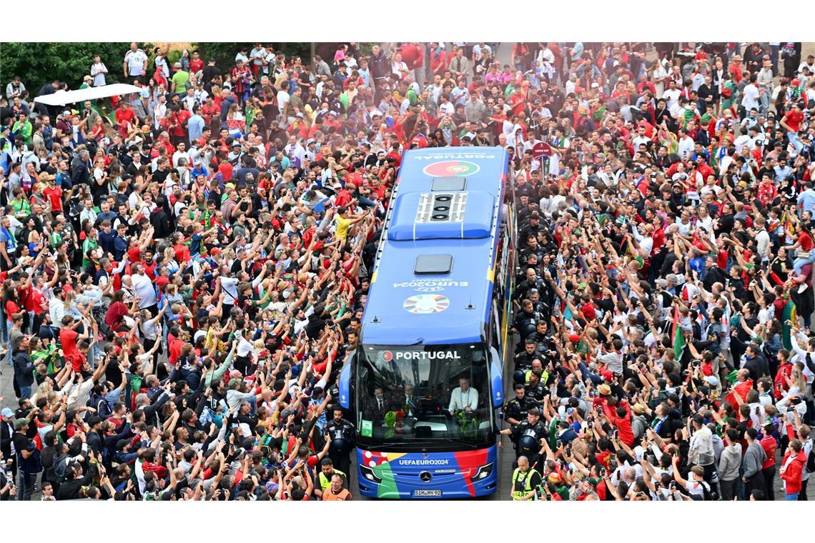 Fußball-EM: Fans begleiten den Bus der portugischen Mannschaft vor dem Achtelfinalspiel gegen Slowenien