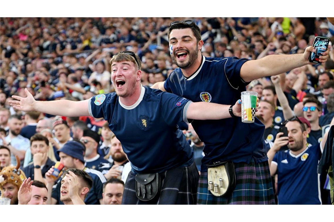 Fußball-Fans wie diese aus Schottland sorgten für einen Übernachtungsrekord in Deutschland. (Archivbild)